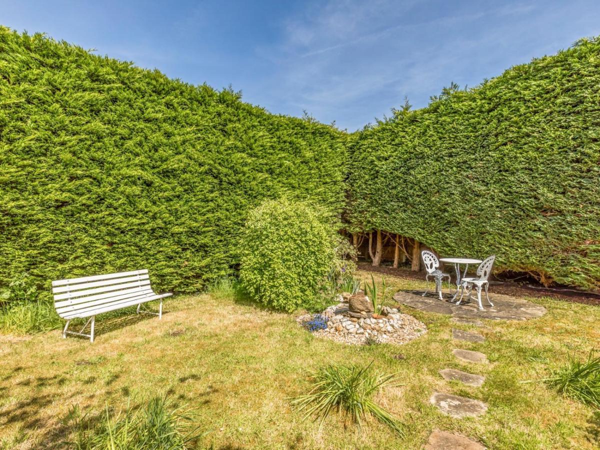 Pass The Keys Charming Apartment Attached To Thatched Cottage Чичестър Екстериор снимка