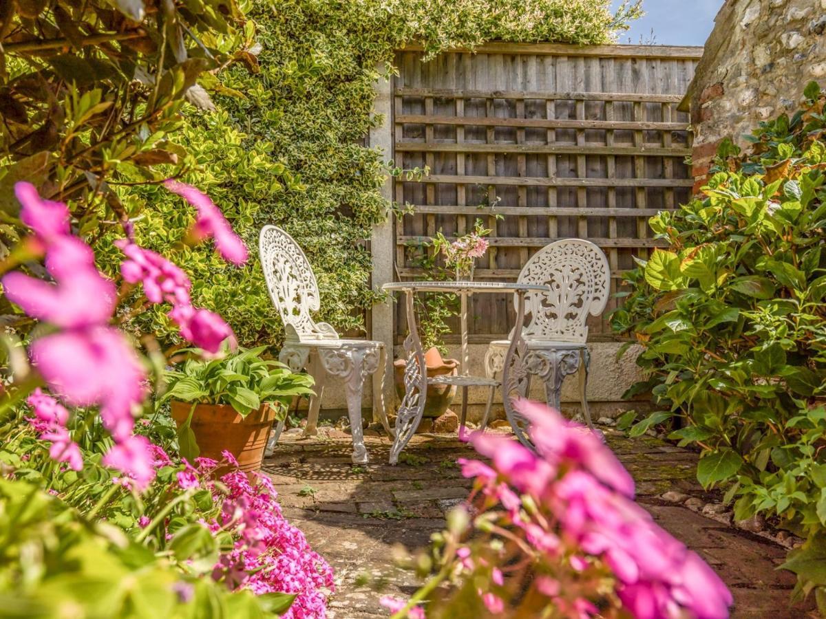 Pass The Keys Charming Apartment Attached To Thatched Cottage Чичестър Екстериор снимка