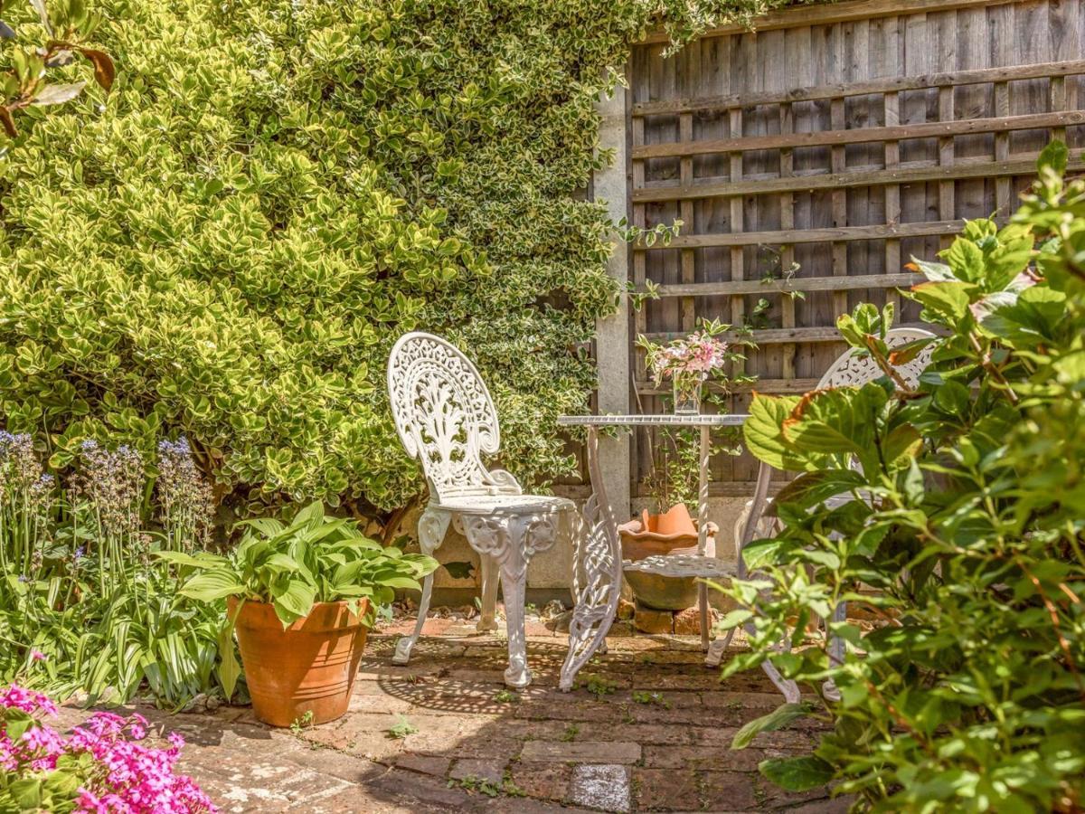 Pass The Keys Charming Apartment Attached To Thatched Cottage Чичестър Екстериор снимка